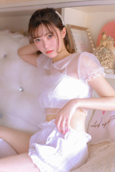 一边亲下边一面摸下奶